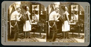 &39;Oh! Você é um cartão estereoscópico humorístico de Peach &39;, mostrando uma jovem sendo atada a um espartilho, c.1900 (foto sépia) (veja também 473250) de Keystone View Company